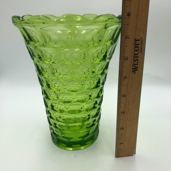 Vintage Green Glass Textured Scalloped Edge Flower Floral Tabletop Vase - Picture 11 of 12